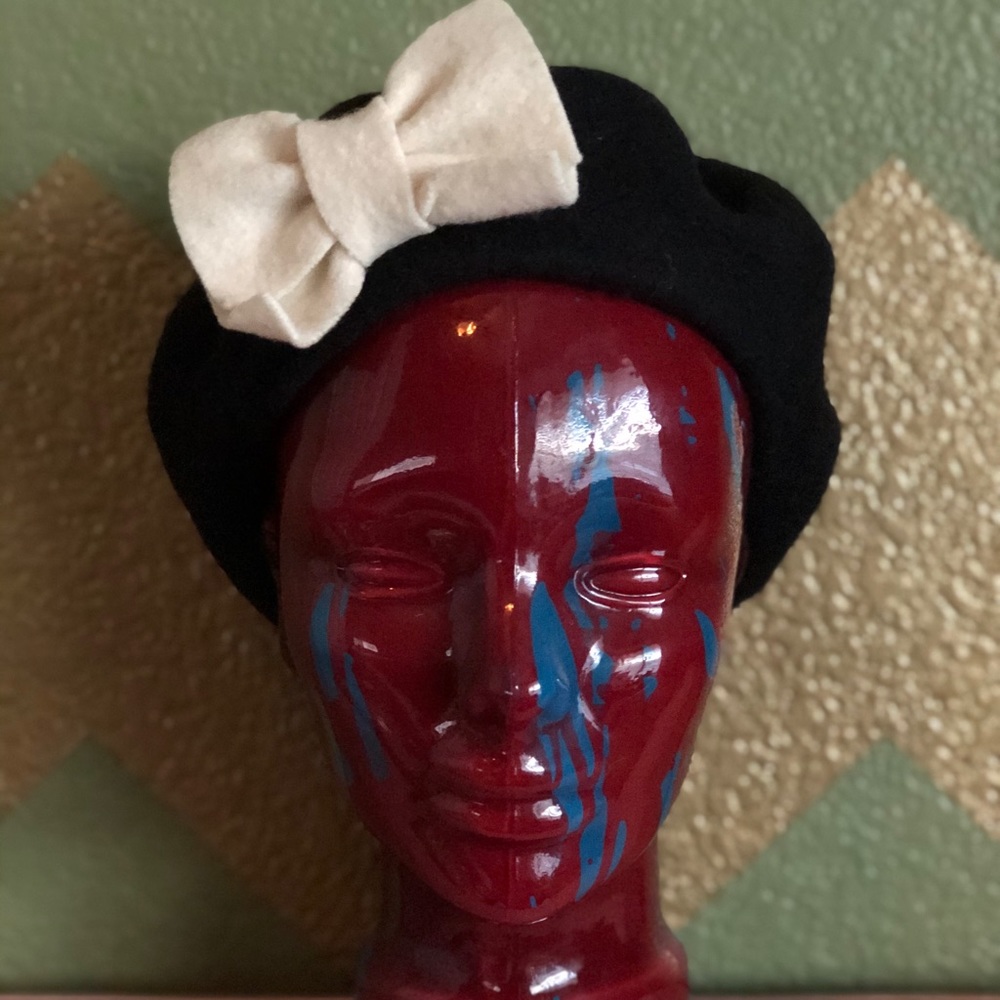 Beret w/ bow detail